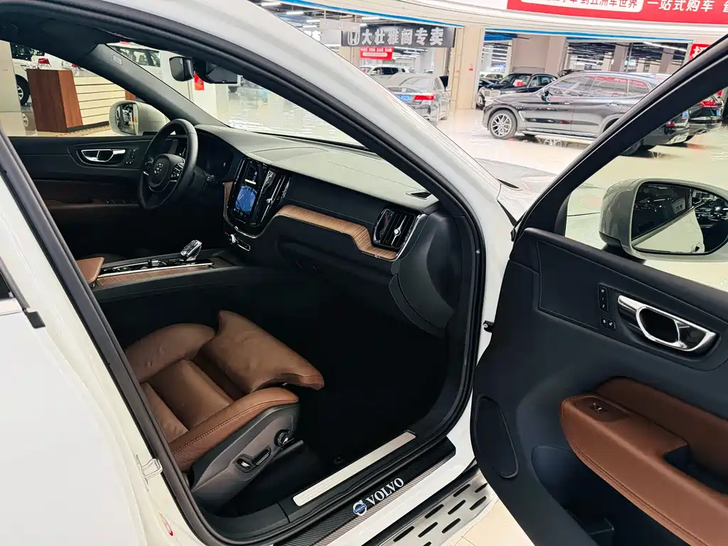 Volvo XC60 2022 — фото 13