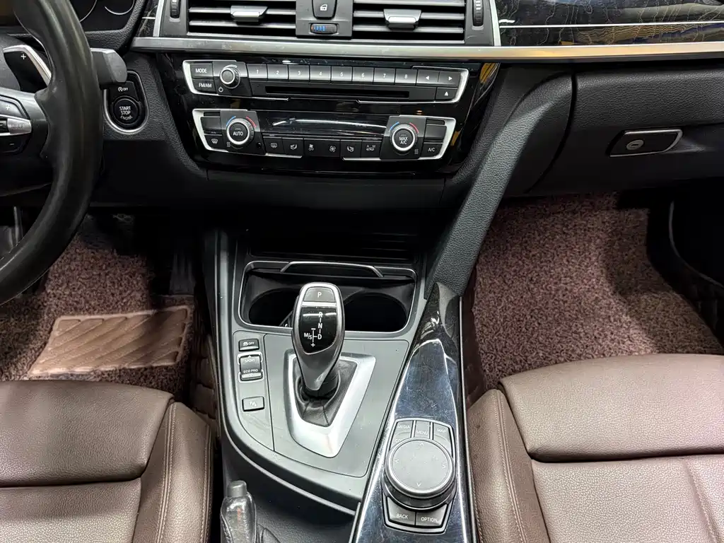 BMW 3 Series 2018 — фото 12