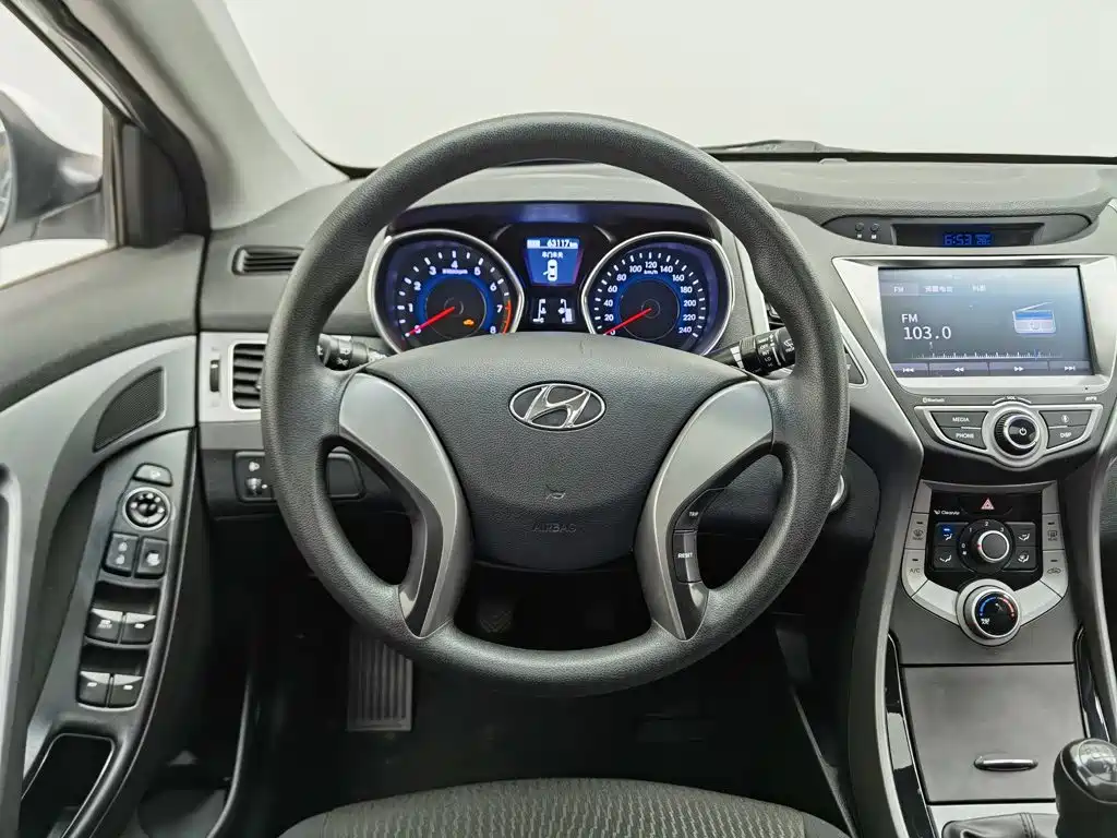 Hyundai Elantra 2017 — фото 11
