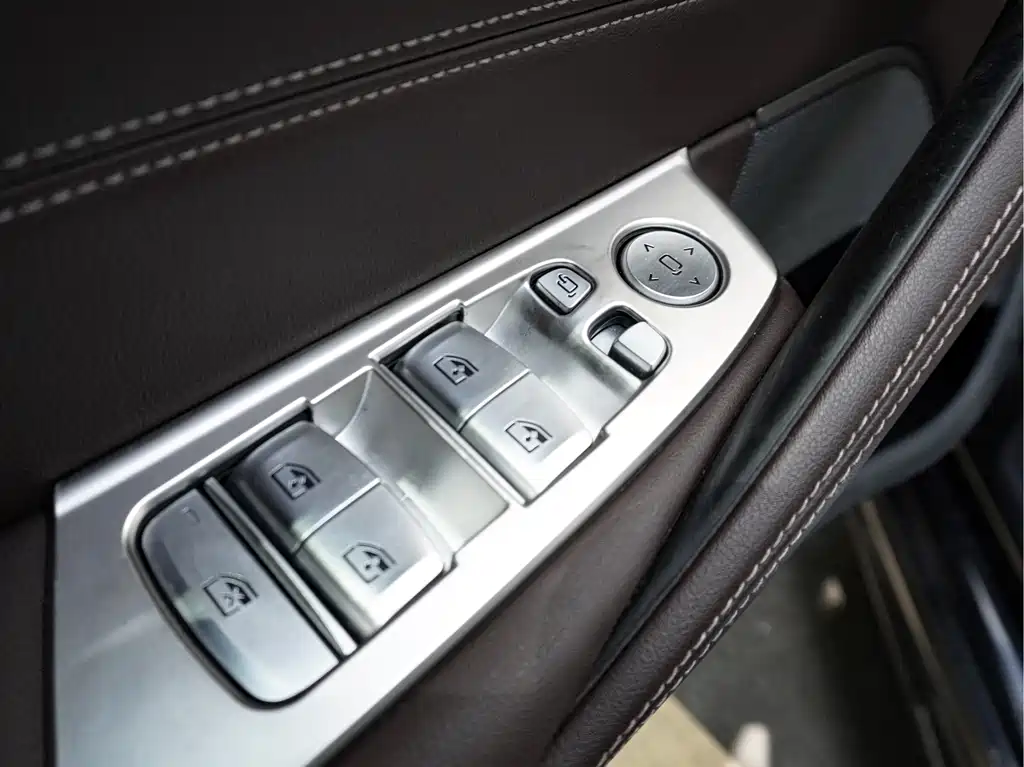 BMW 5 Series 2021 — фото 13