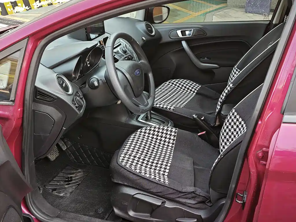 Ford Fiesta 2013 — фото 10