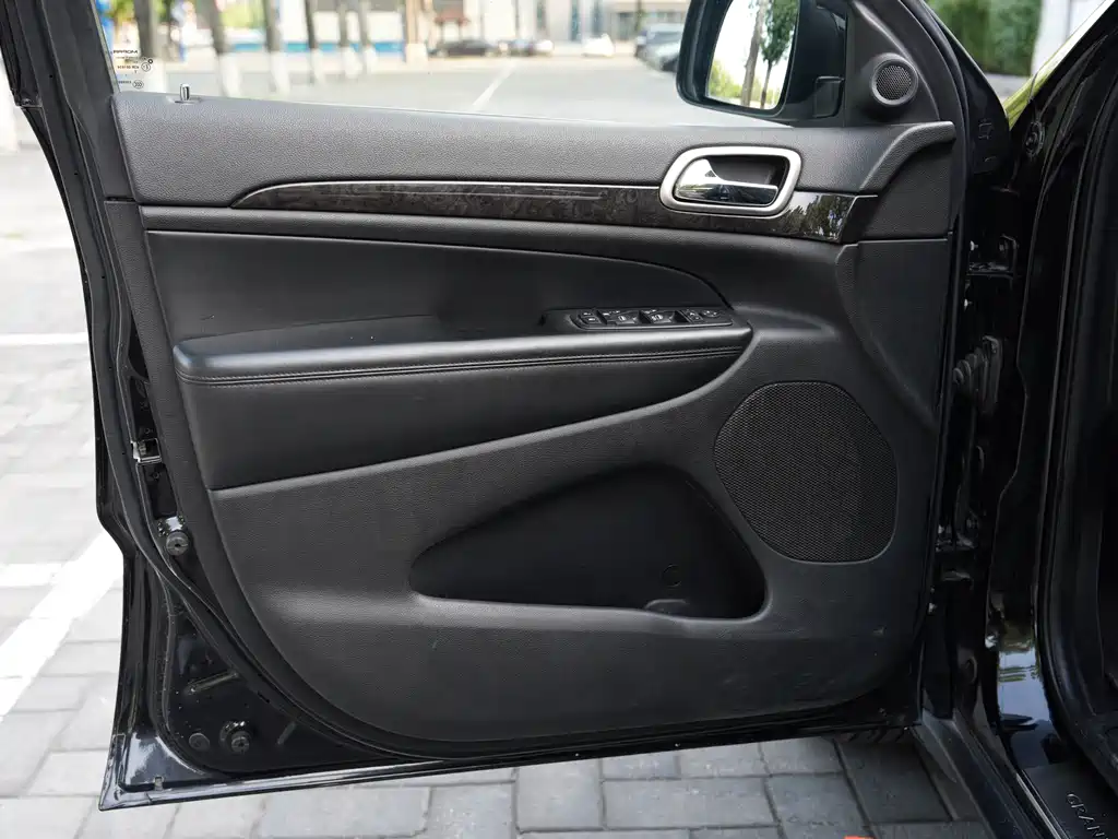 Jeep Grand Cherokee 2012 — фото 11