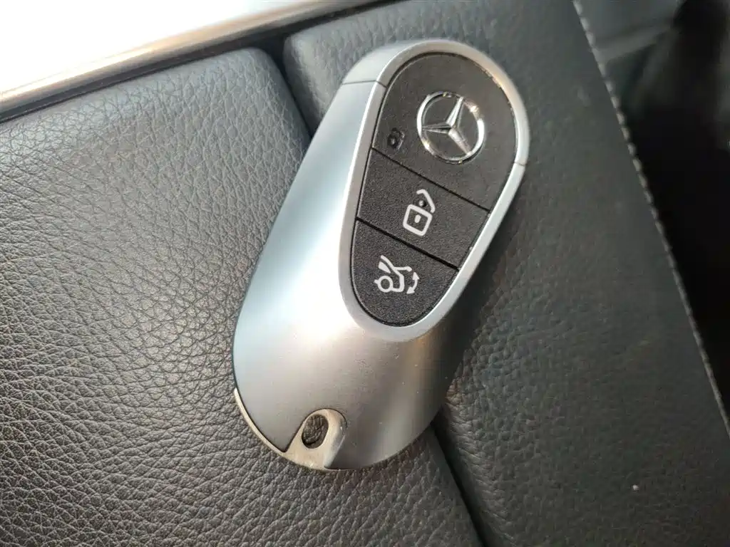Mercedes-Benz C-Class 2023 — фото 9