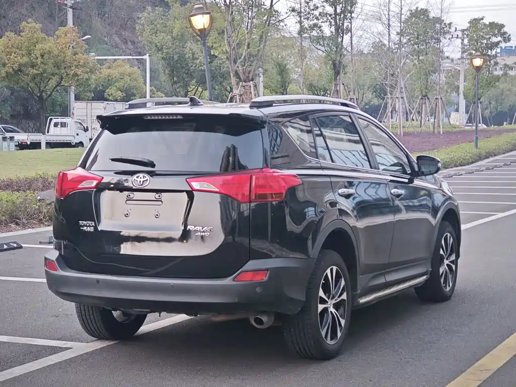 Toyota RAV4 2015 — фото 10
