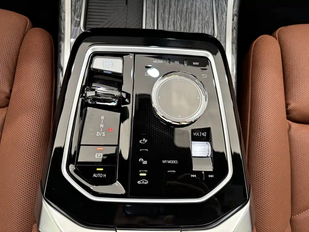 BMW 7 Series 2024 — фото 18