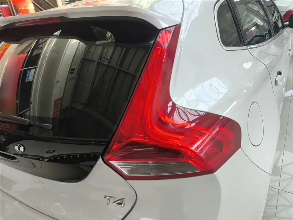 Volvo V40 2016 — фото 24