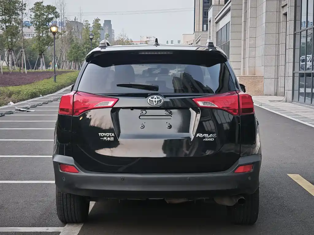 Toyota RAV4 2015 — фото 9