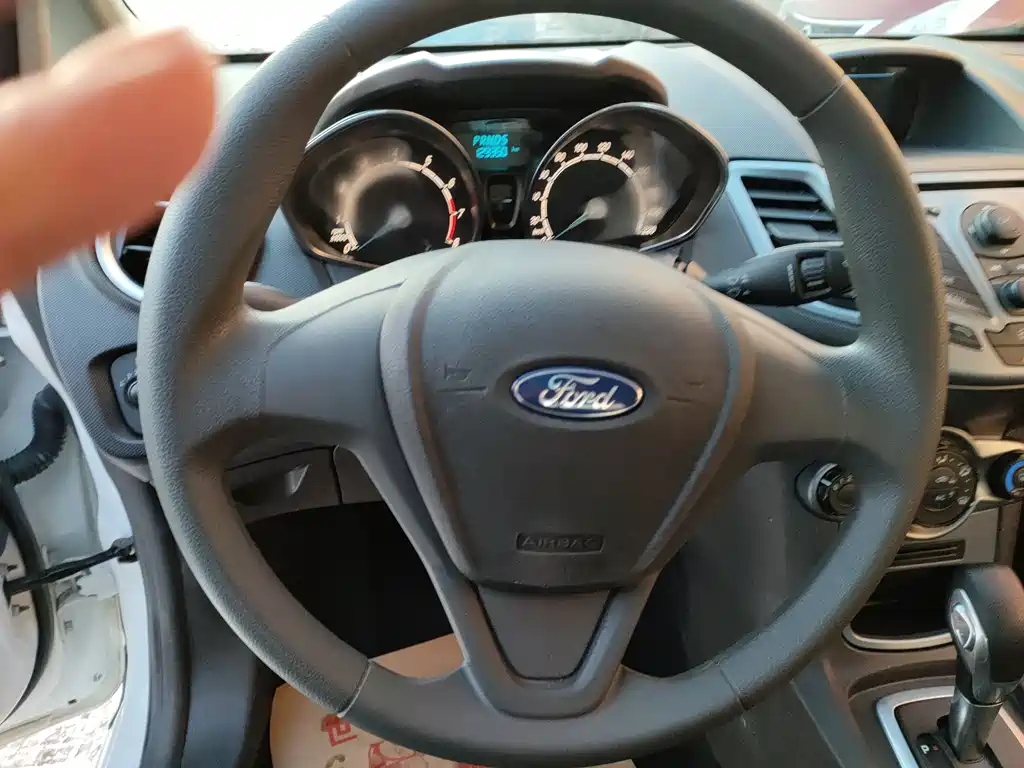 Ford Fiesta 2015 — фото 6