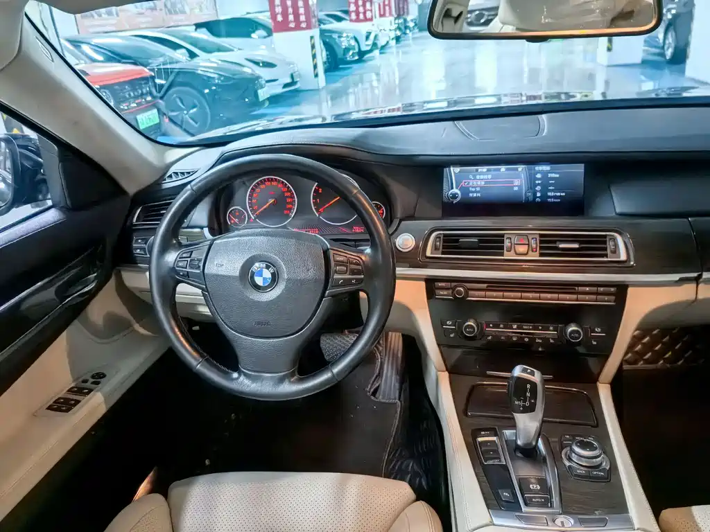 BMW 7 Series 2011 — фото 14