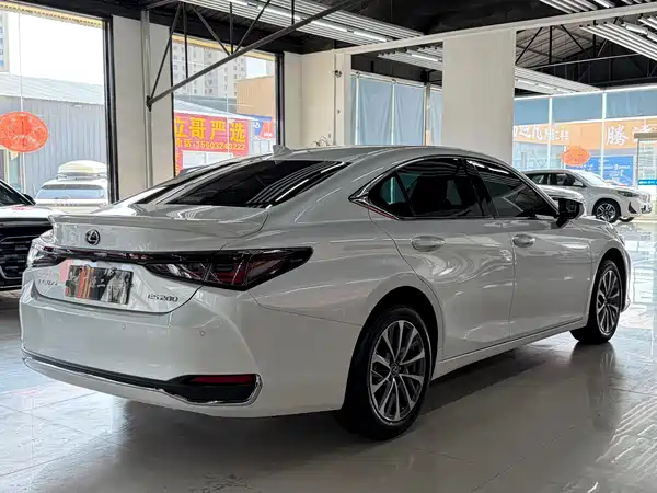 Lexus ES 2025