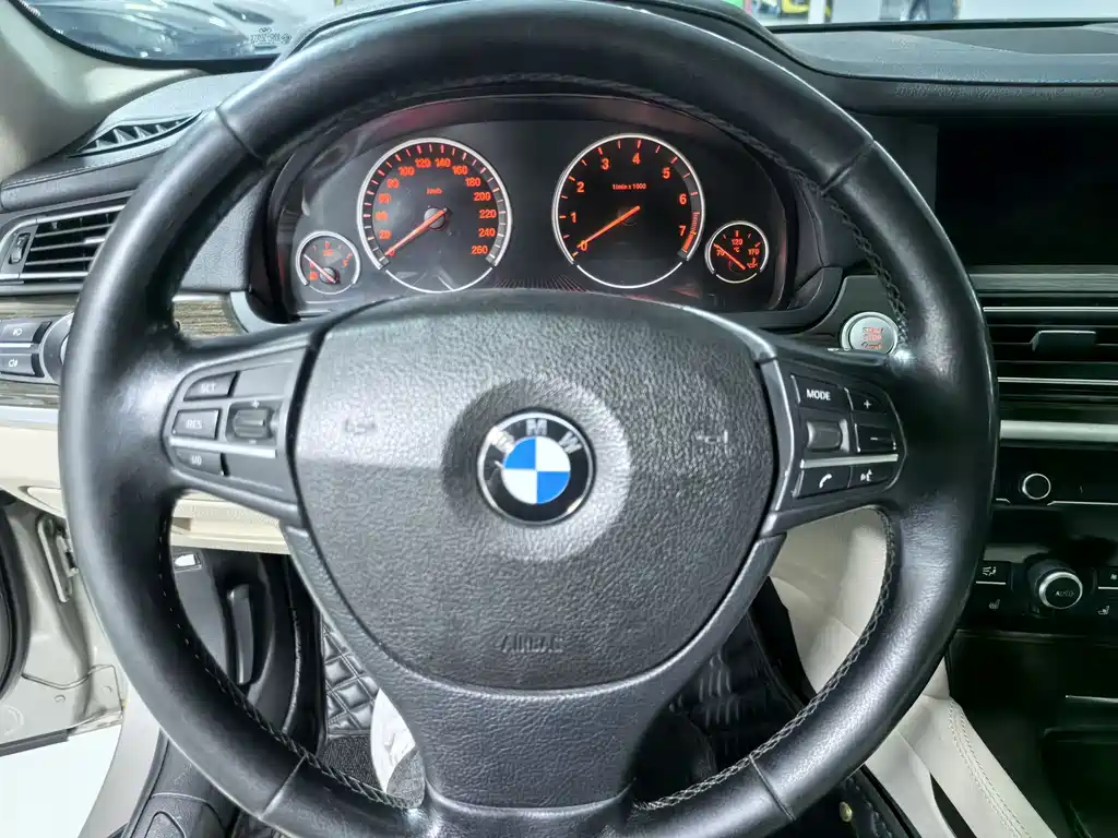 BMW 7 Series 2011 — фото 16