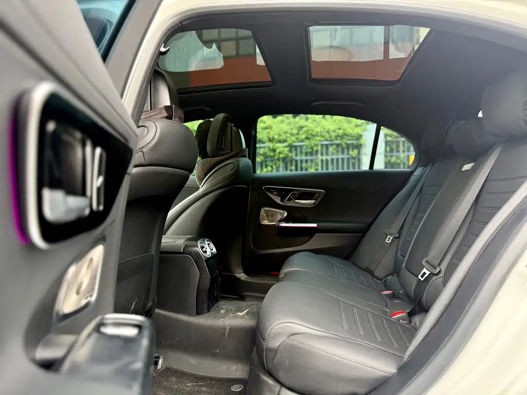 Mercedes-Benz C-Class 2025 — фото 11