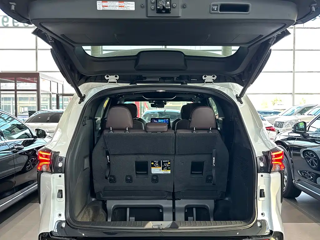 Toyota Granvia 2023 — фото 20