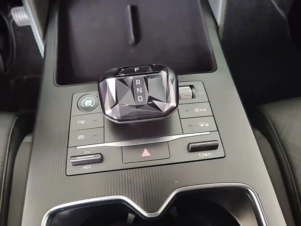 BYD L DM-i 2025 — фото 14
