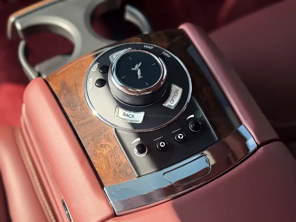 Rolls-Royce Ghost 2018 — фото 16