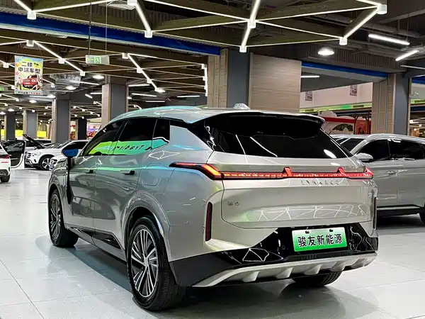 Lynk & Co 08 EM-P 2025