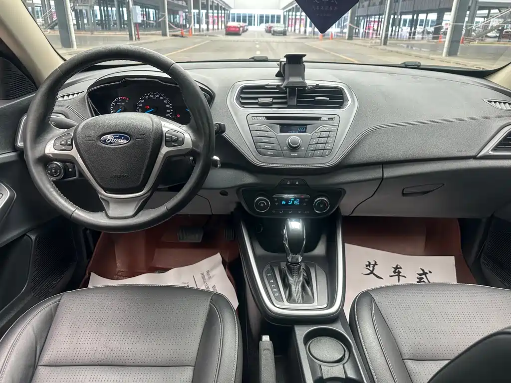 Ford Escort 2015 — фото 11