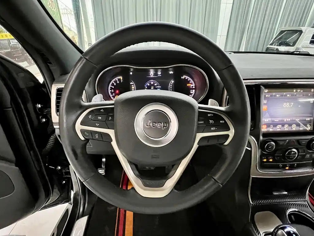Jeep Grand Cherokee 2017 — фото 11