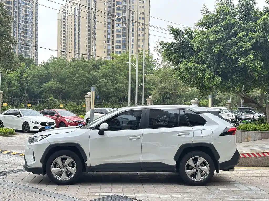 Toyota RAV4 2022 — фото 2