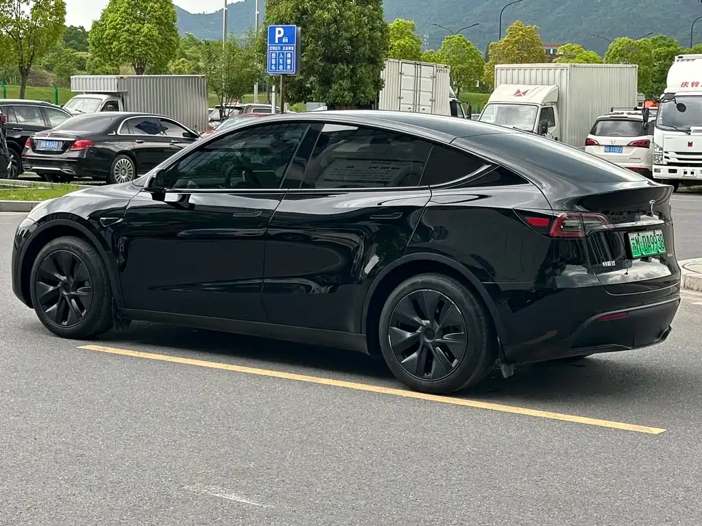 Tesla Model Y 2024 — фото 11