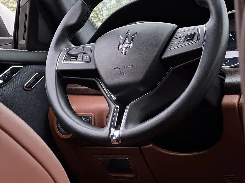 Maserati Quattroporte 2017 — фото 22