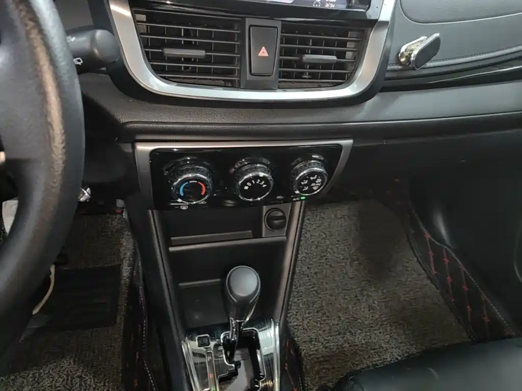 Toyota Yaris L 2017 — фото 13