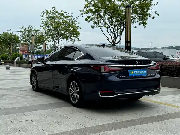 Lexus ES 2022