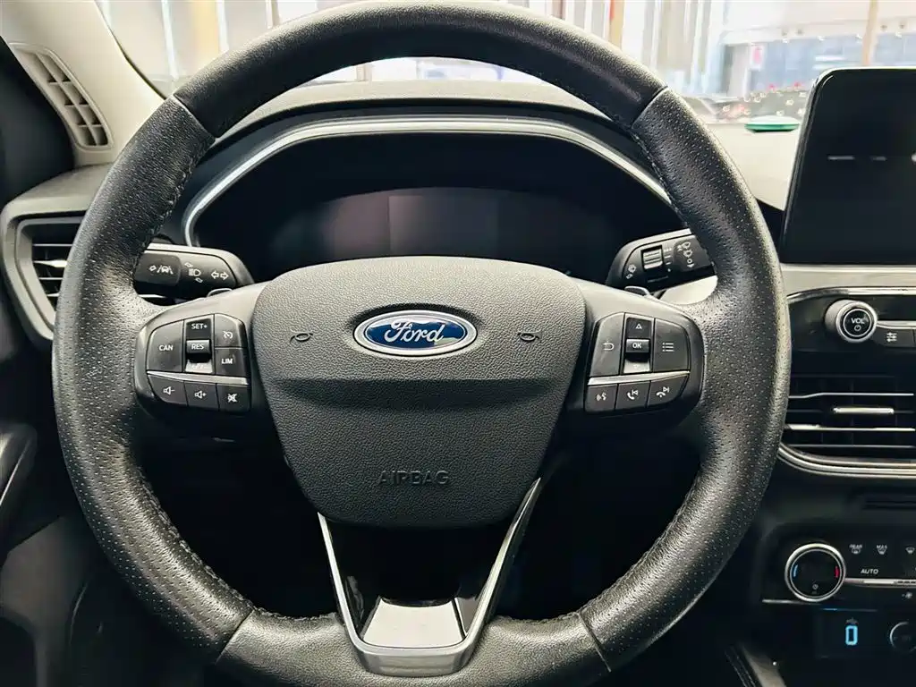 Ford Focus 2019 — фото 15