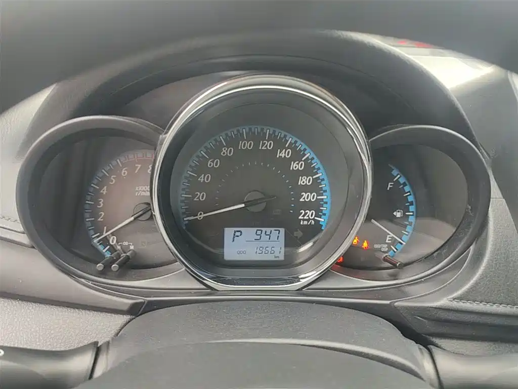 Toyota Yaris L 2019 — фото 12