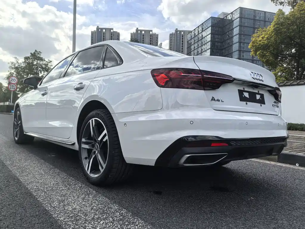 Audi A4L 2022 — фото 13
