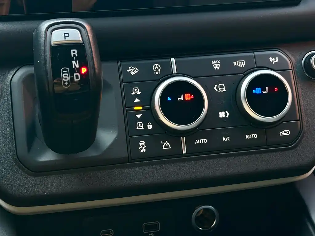Land Rover Defender 2023 — фото 10