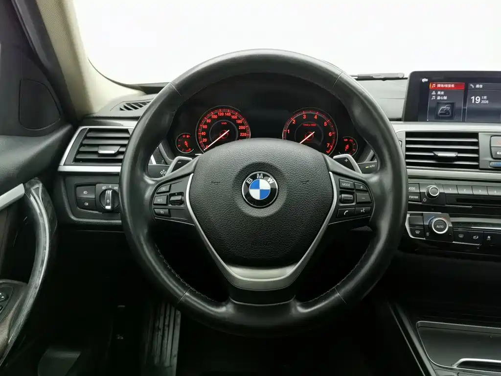 BMW 3 Series 2018 — фото 11