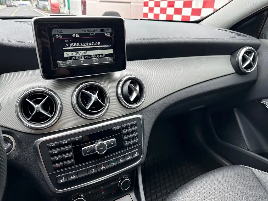 Mercedes-Benz GLA 2015 — фото 13