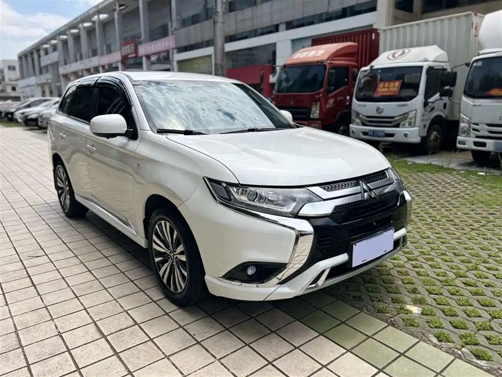 Mitsubishi Outlander 2021 — фото 8