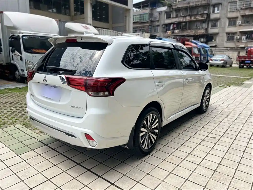 Mitsubishi Outlander 2021 — фото 13