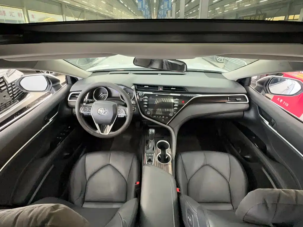 Toyota Camry 2018 — фото 14