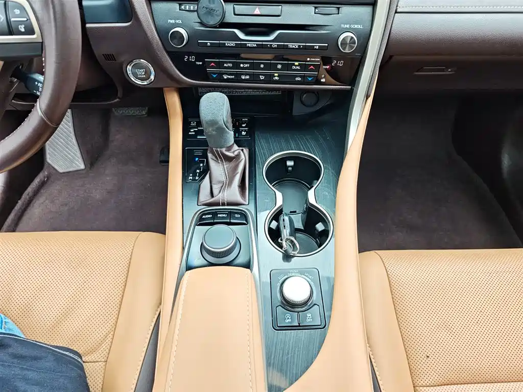 Lexus RX 2018 — фото 16