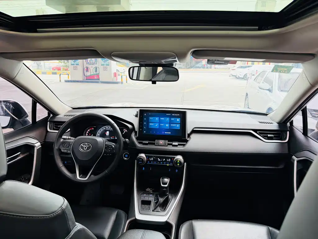 Toyota RAV4 2022 — фото 10