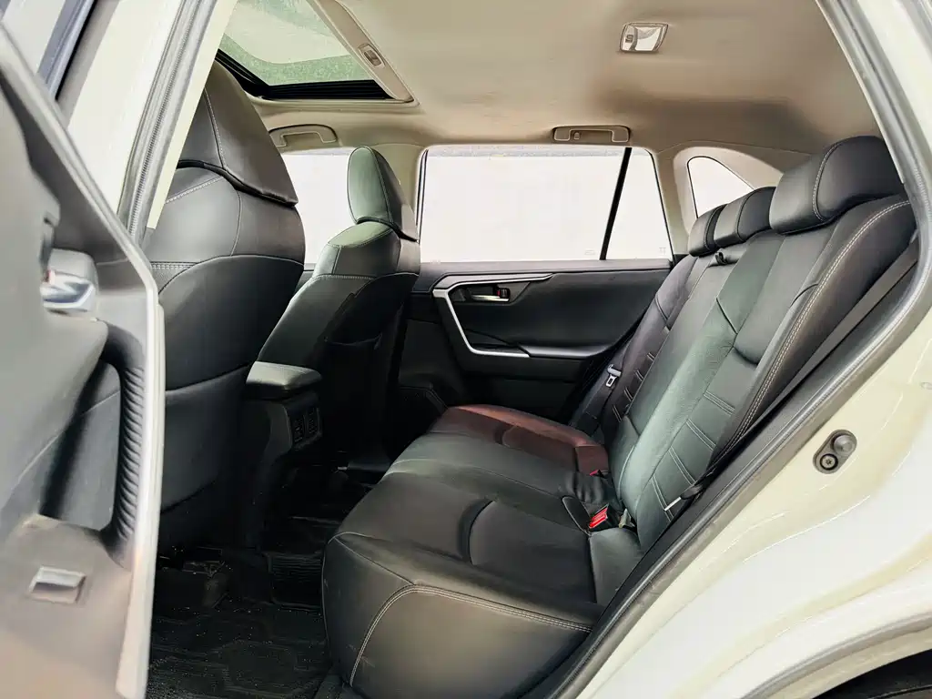 Toyota RAV4 2022 — фото 11
