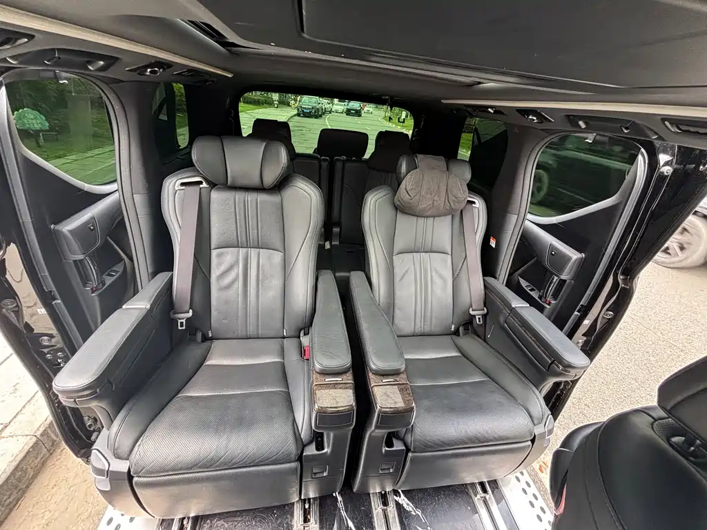 Toyota Alphard 2022 — фото 18