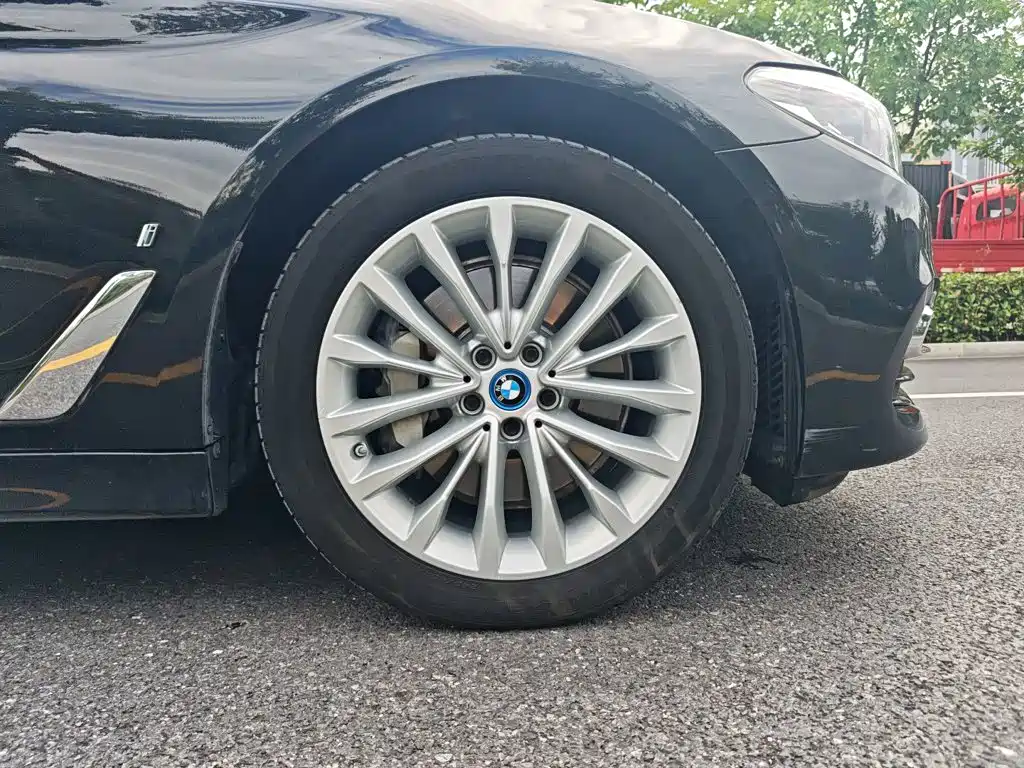 BMW 5 Series New Energy 2019 — фото 19