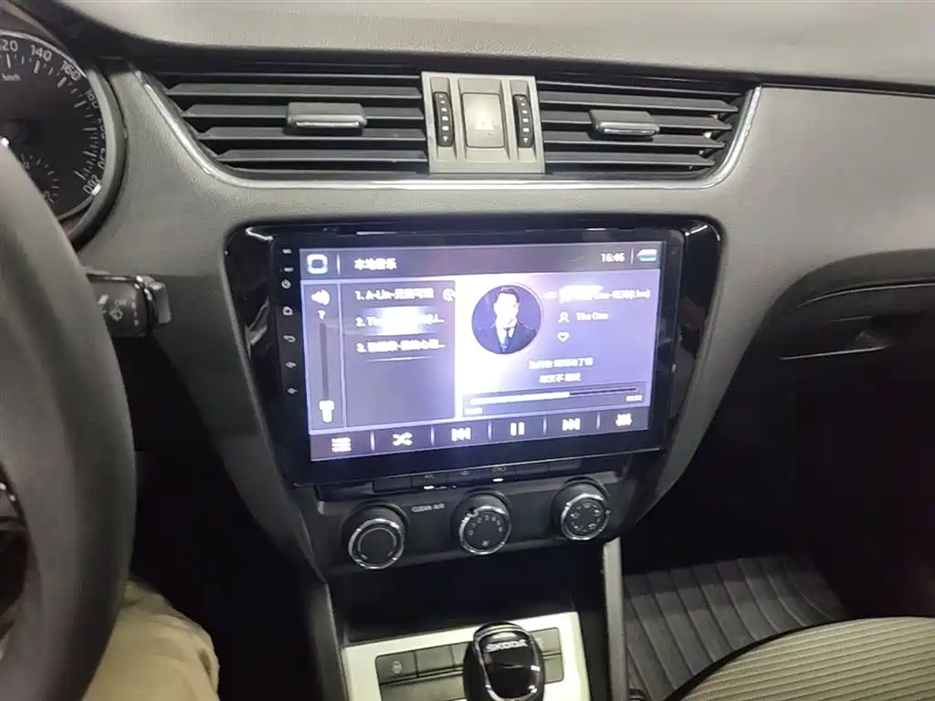 Skoda Octavia 2017 — фото 20