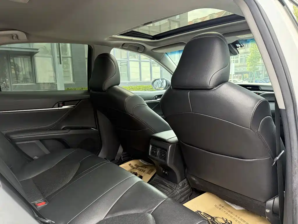 Toyota Camry 2019 — фото 10