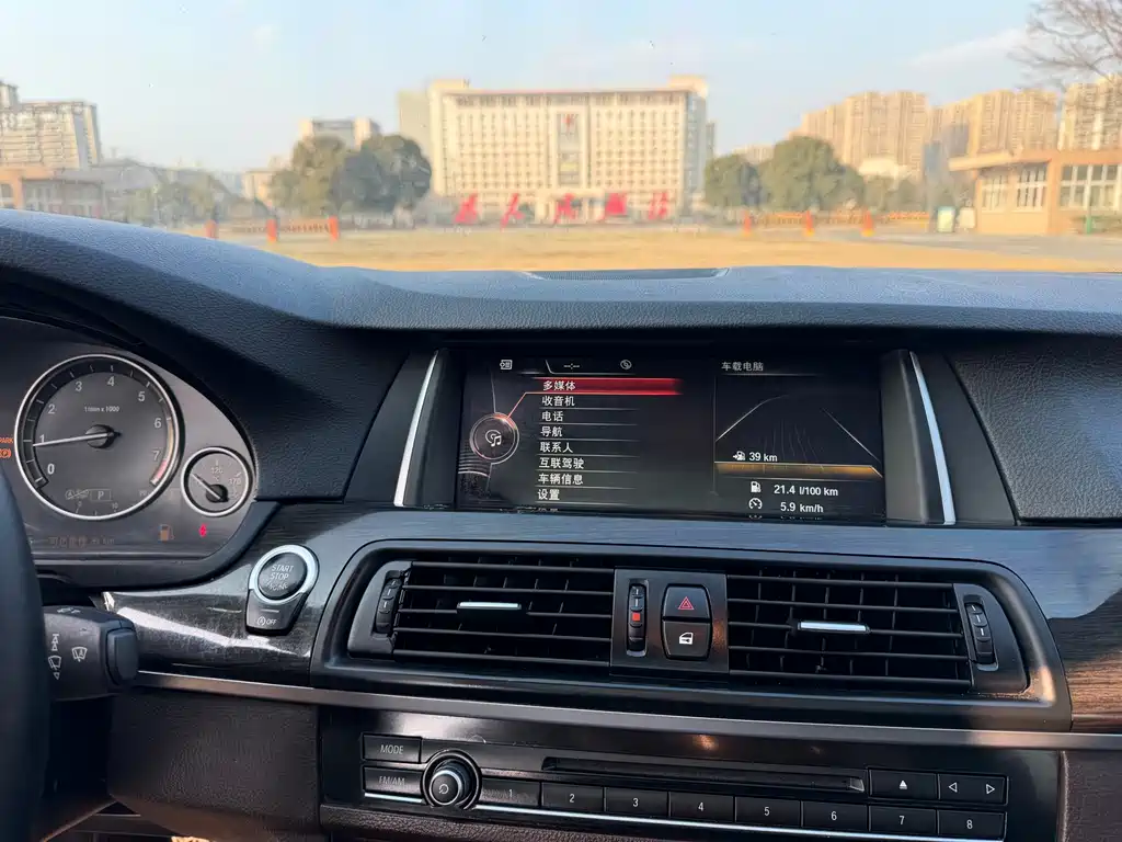 BMW 5 Series 2015 — фото 15