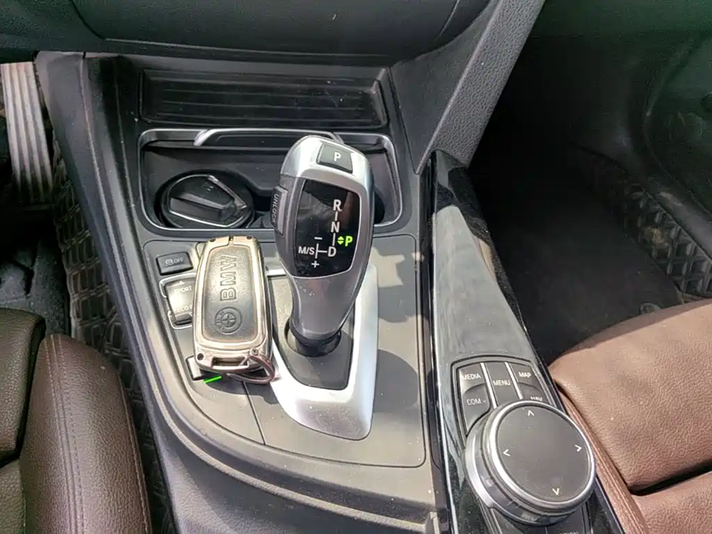BMW 3 Series 2019 — фото 14