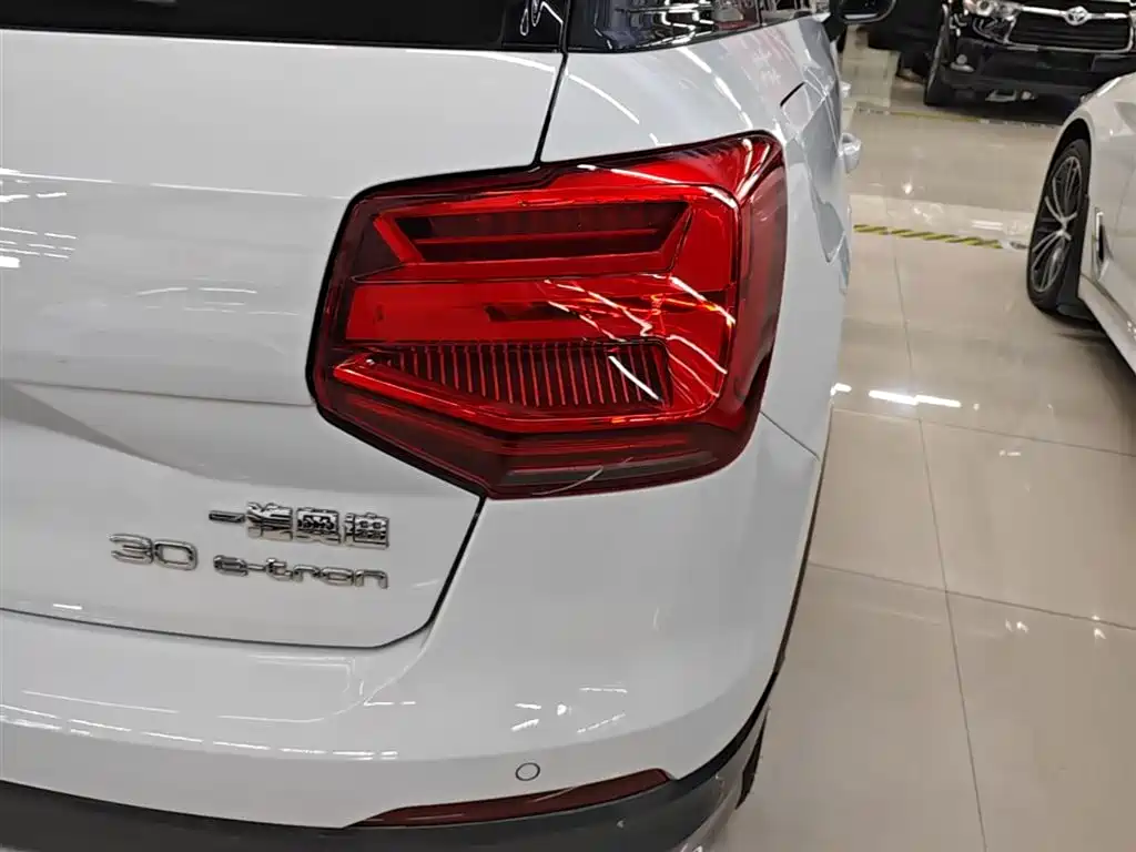 Audi Q2L e-tron 2020 — фото 8
