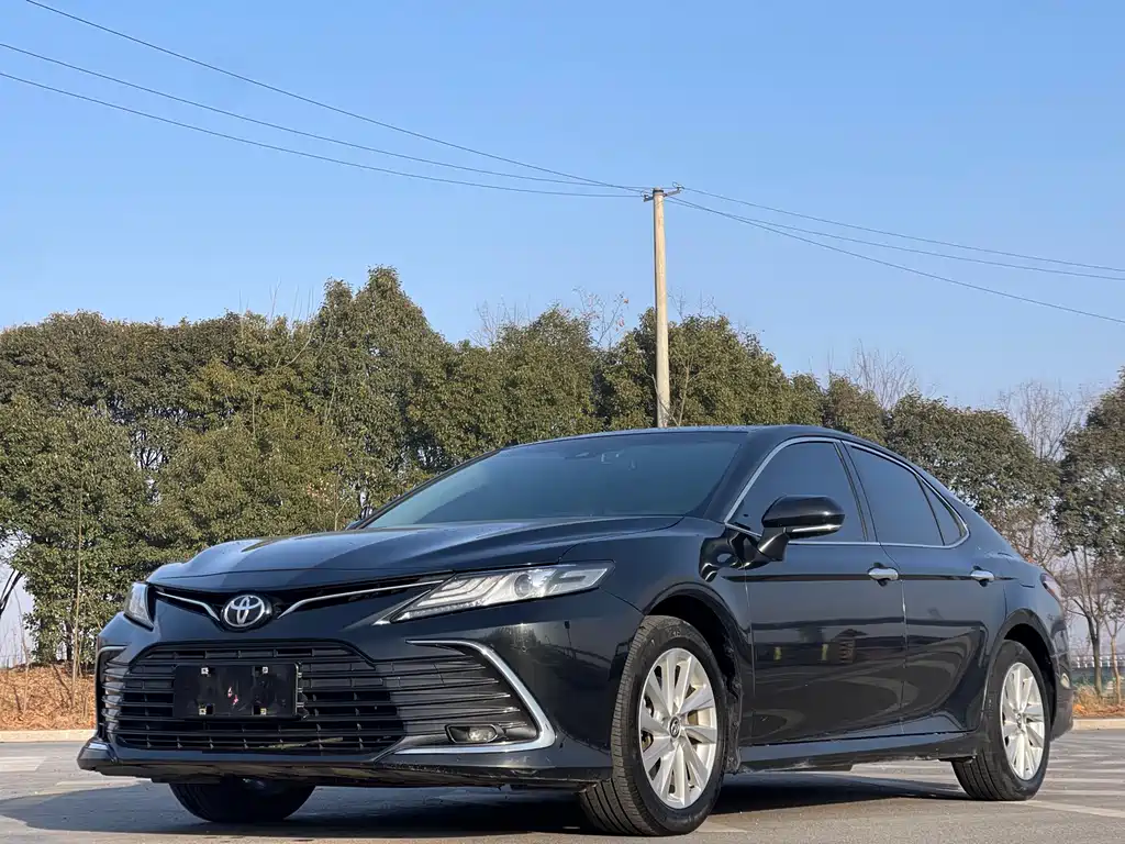 Toyota Camry 2023 — фото 1
