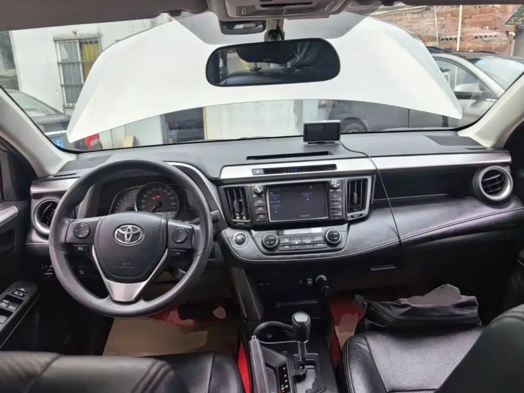 Toyota RAV4 2018 — фото 10