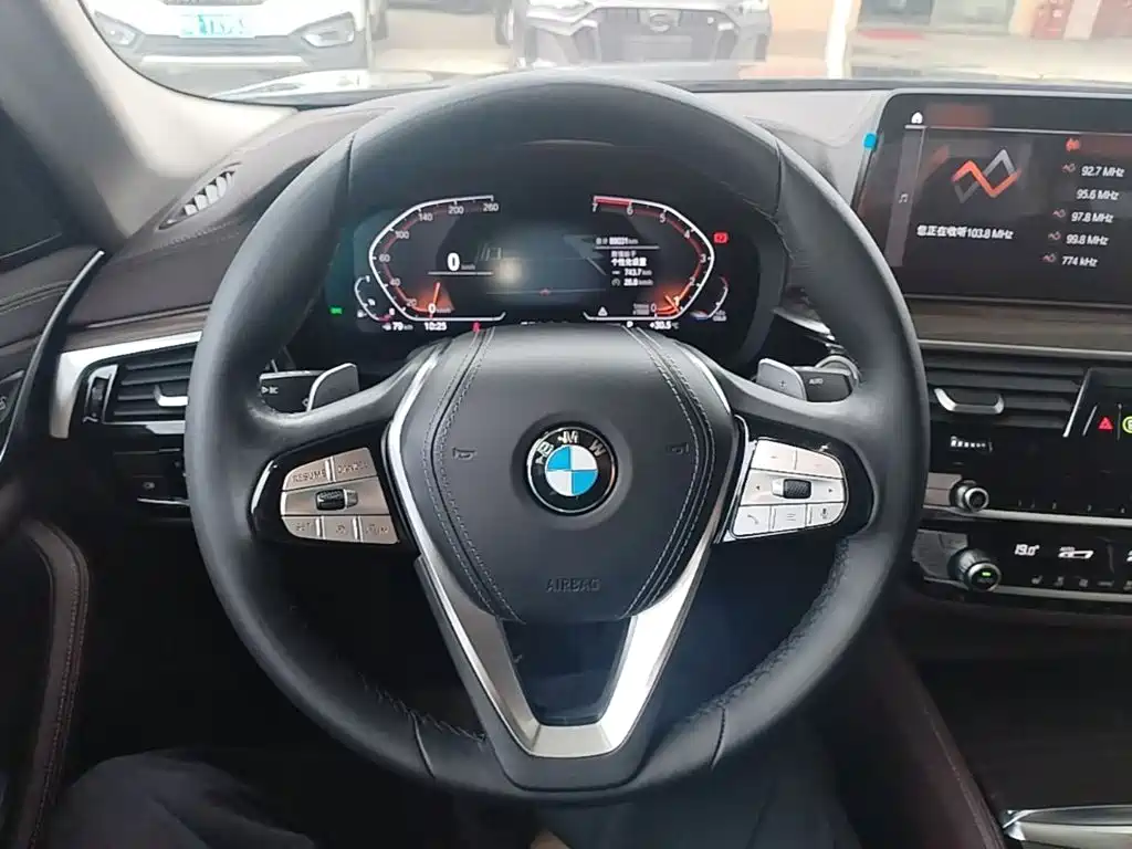 BMW 5 Series 2021 — фото 11
