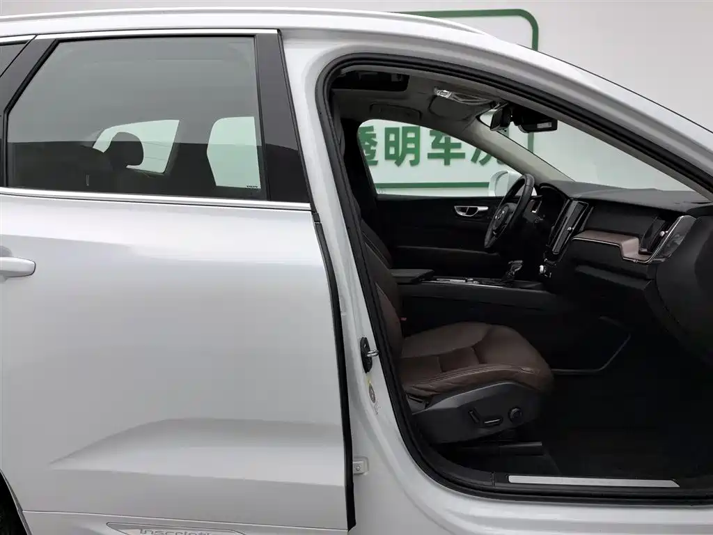 Volvo XC60 2020 — фото 23